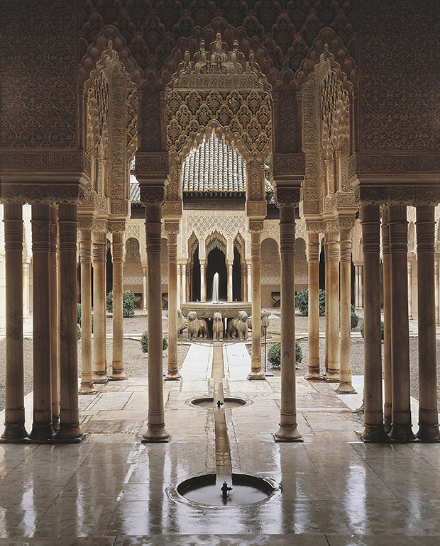 Il Cortile dei Leoni dell’Alhambra di Granada (XIV secolo)